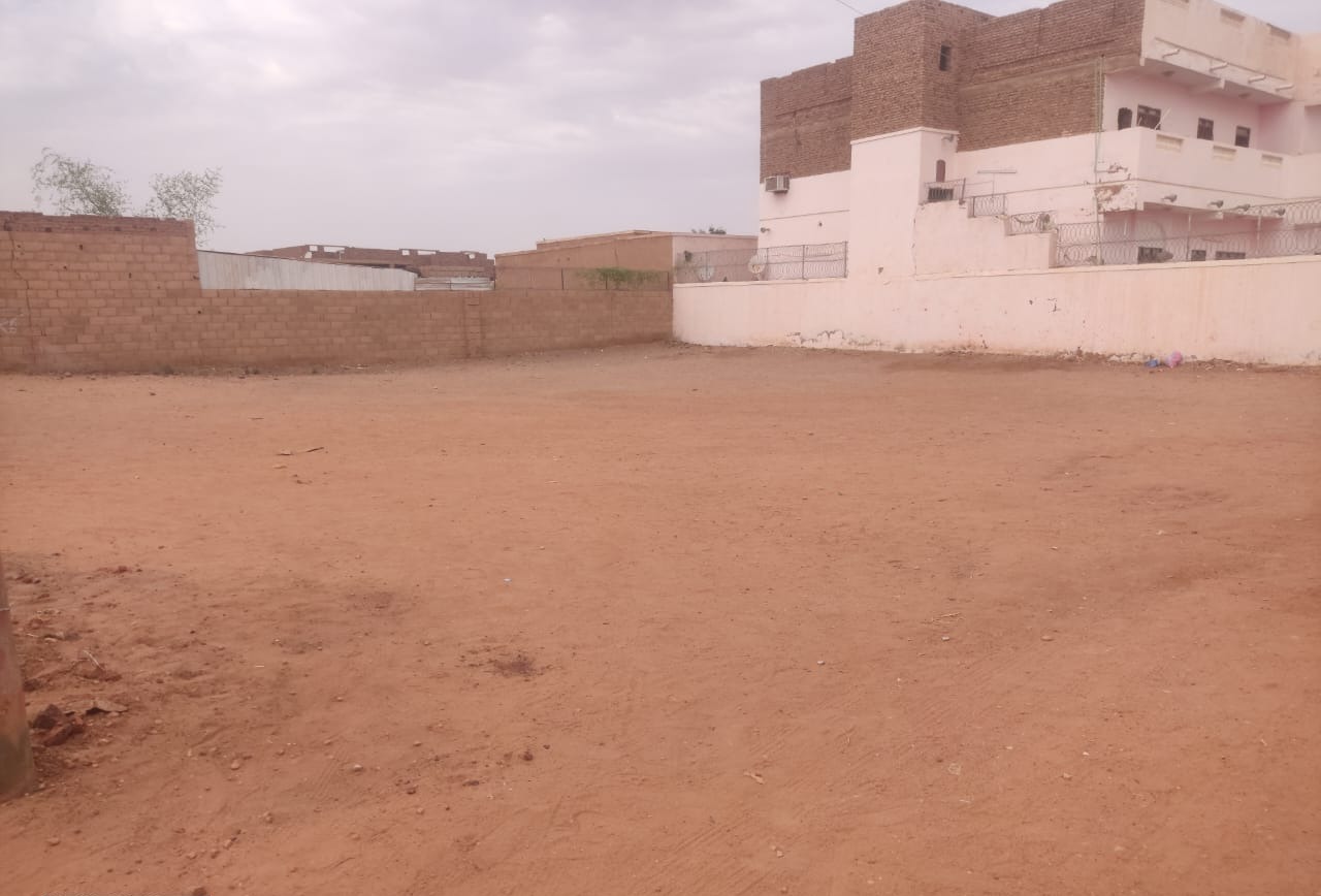 تفاصيل التربة والسور المحيط بالأرض